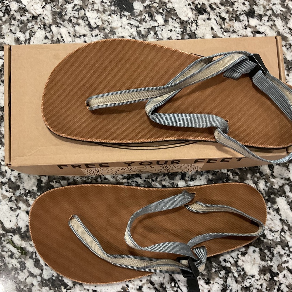 Earthrunners men’s size 13 BRAND NEW!